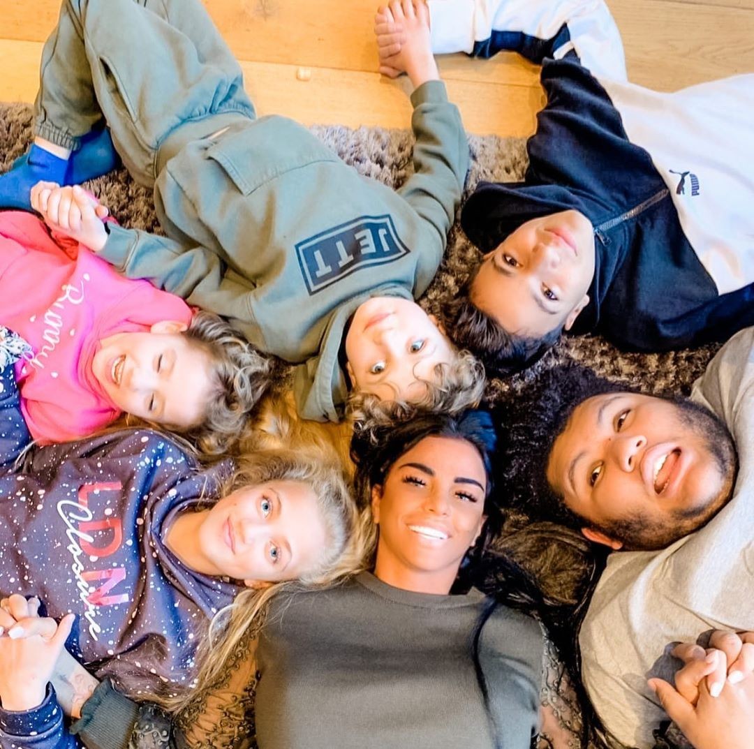 A modelo Katie Price reunida com todos seus filhos (Foto: reprodução Instagram)