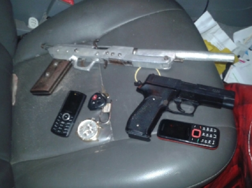 Os indivíduos estavam com um simulacro de pistola 380 e uma espingarda de fabricação artesanal, calibre .44. (Foto: SSPDS/Divulgação)
