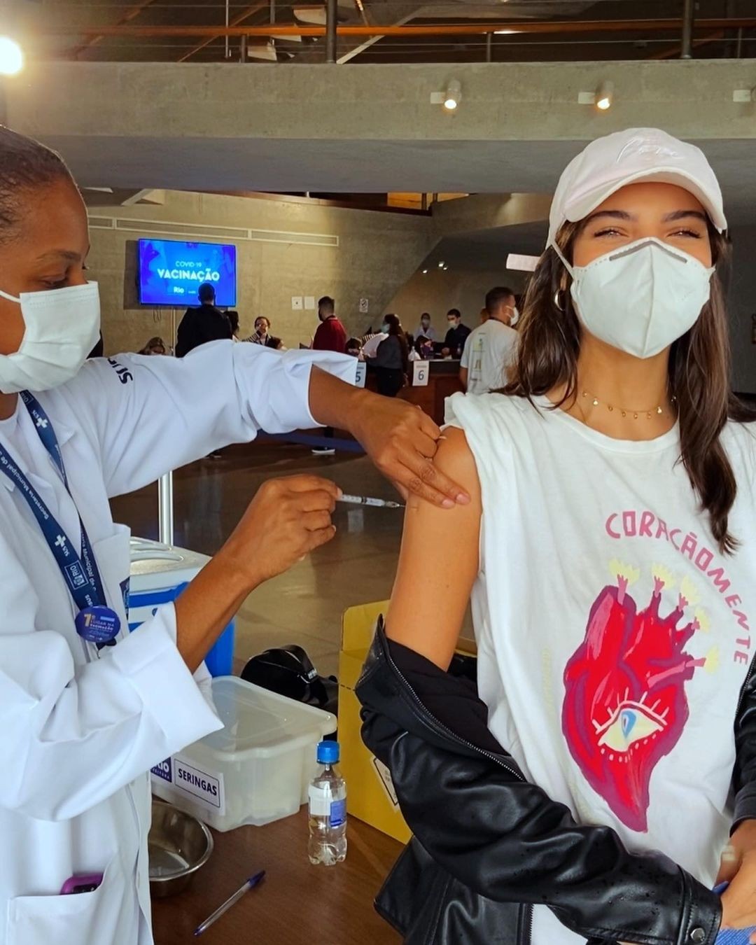 Rayssa Bratillieri recebe a primeira dose da vacina contra a Covid-19 (Foto: Reprodução/Instagram)