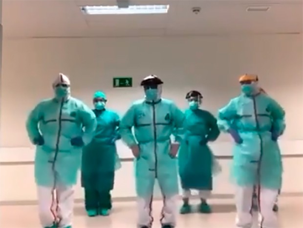 Médicos e enfermeiros dançam a música 