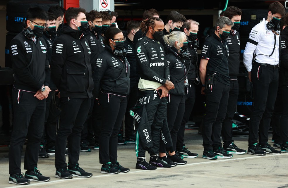 Funcionários da Mercedes em Imola; equipe conta com apenas 3% de colaboradores racializados, número que deseja aumentar — Foto: Mark Thompson/Getty Images