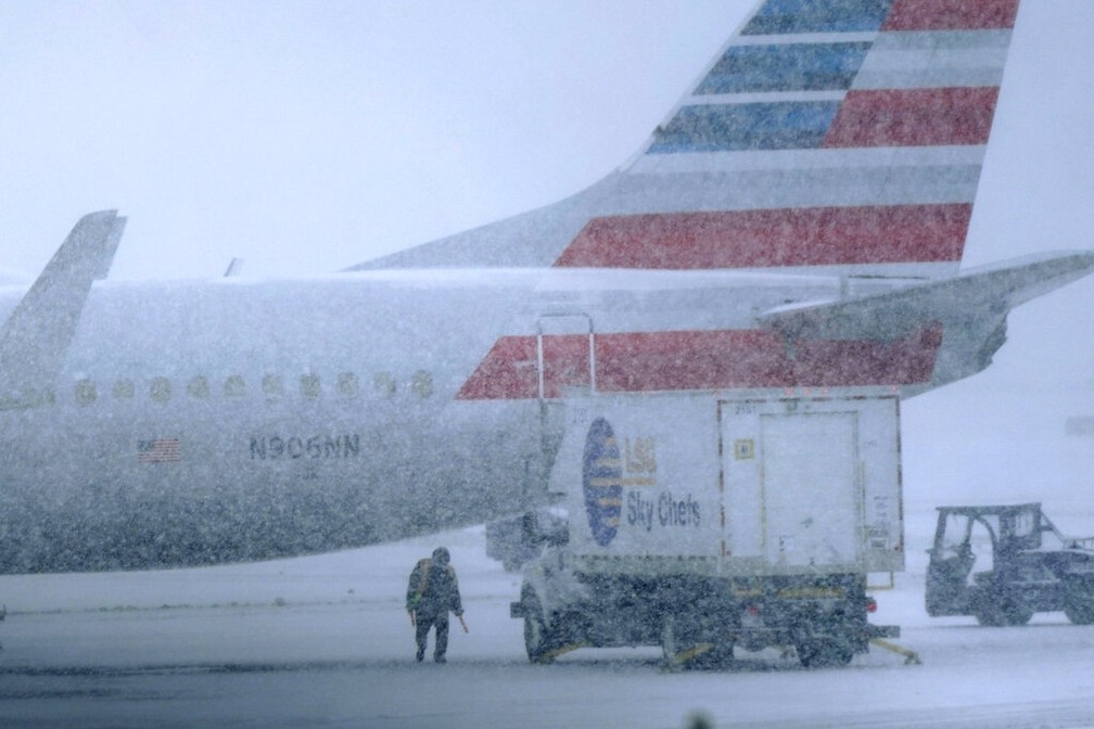 Avião parado em meio a nevasca no aeroporto de Dallas, Texas, em foto de 3 de fevereiro de 2022 — Foto: AP Photo/LM Otero