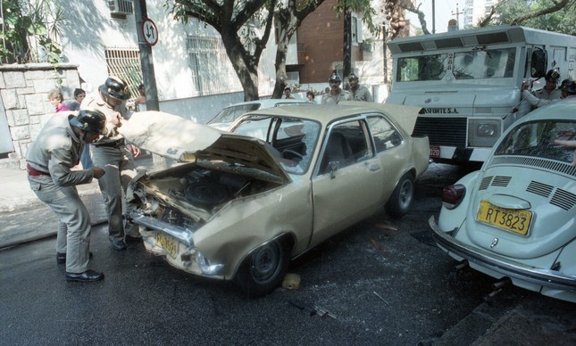 O Chevette dos suspeitos e o carro-forte, após perseguição com tiroteio e colisão