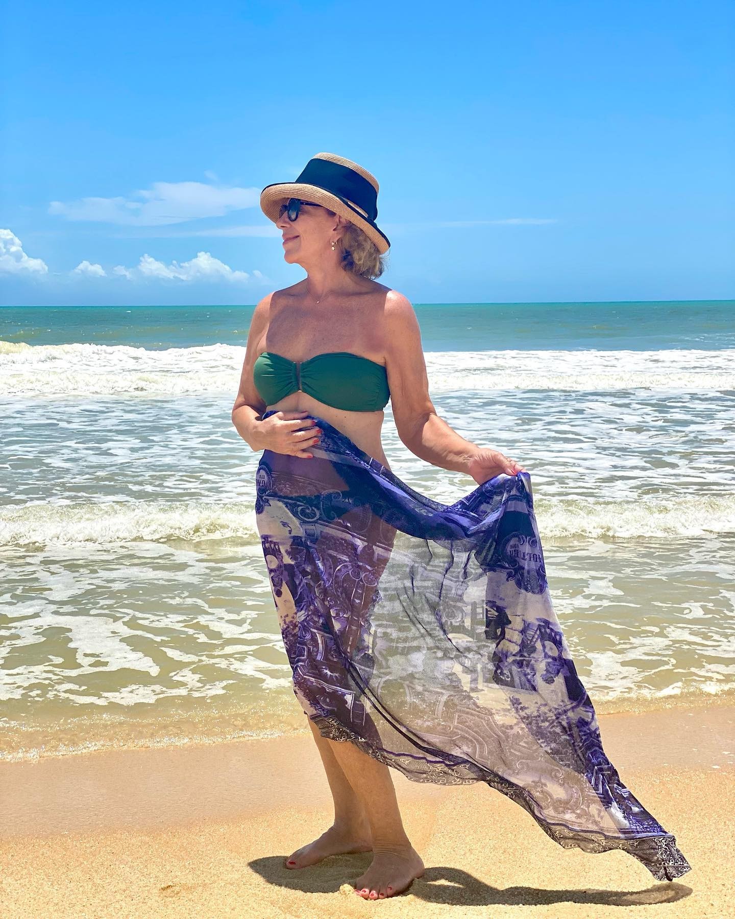Silvia Poppovic posa em cenário paradisíaco na Bahia  (Foto: Reprodução/ Instagram)