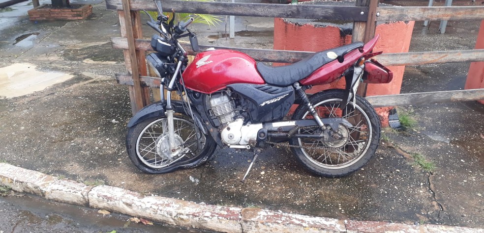 Moto ficou parcialmente destruída ao cair em buraco  — Foto: Reprodução 