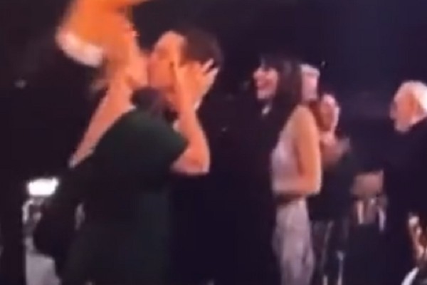O beijo trocado entre o ator Kieran Culkin e a atriz J. Smith-Cameron no SAG Awards 2022 (Foto: Reprodução)