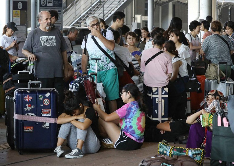 Passageiros ficaram presos no Aeroporto Internacional de Kansai, no Japão, devido à passagem do tufão Jebi     (Foto: Jiji Press / AFP)