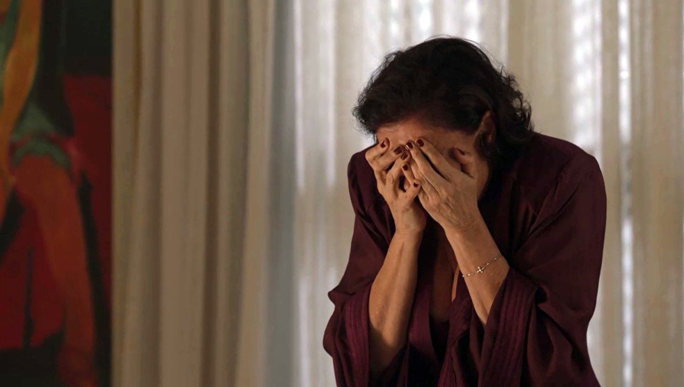 Valentina (Lilia Cabral) desmonta ao ver o presente de Luz (Marina Ruy Barbosa), na novela 'O Sétimo Guardião' — Foto: Globo