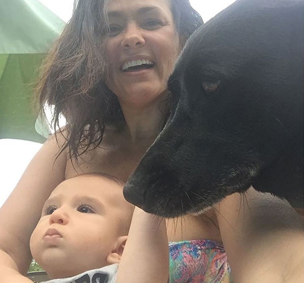Suzana Alves com o filho e o cachorro (Foto: Reprodução/Instagram)