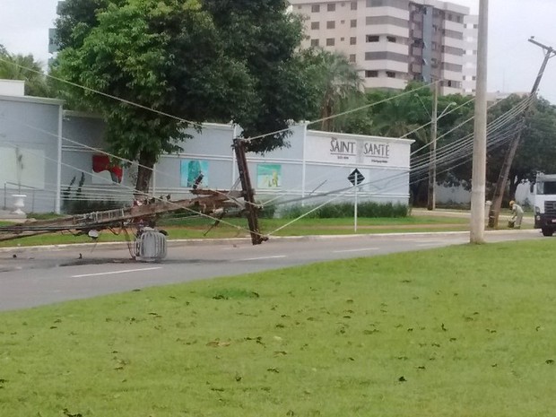 Dois postes caíram na NS-02 em Palmas (Foto: Divulgação/Cristiano Machado)