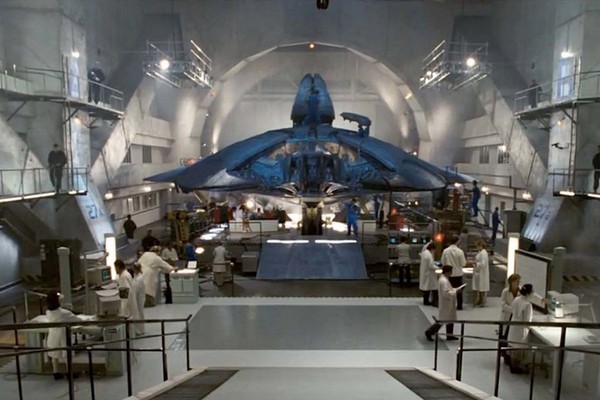 Uma nave alienígena dentro da Área 51 em cena de Independence Day (Foto: Reprodução)