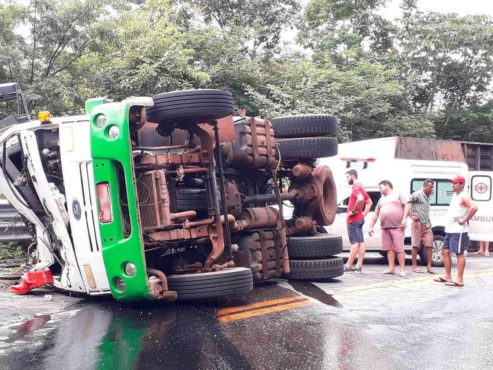 Com o tombamento, a carroceria se desprendeu do caminhão na BR-222 em Tianguá, no Ceará. — Foto: Divulgação/PRF