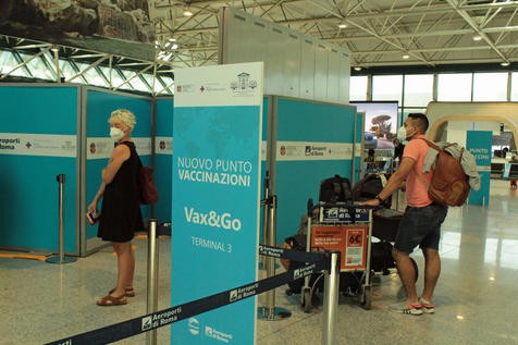 Fila para vacinação anti-Covid no aeroporto de Fiumicino (Foto: Ansa)