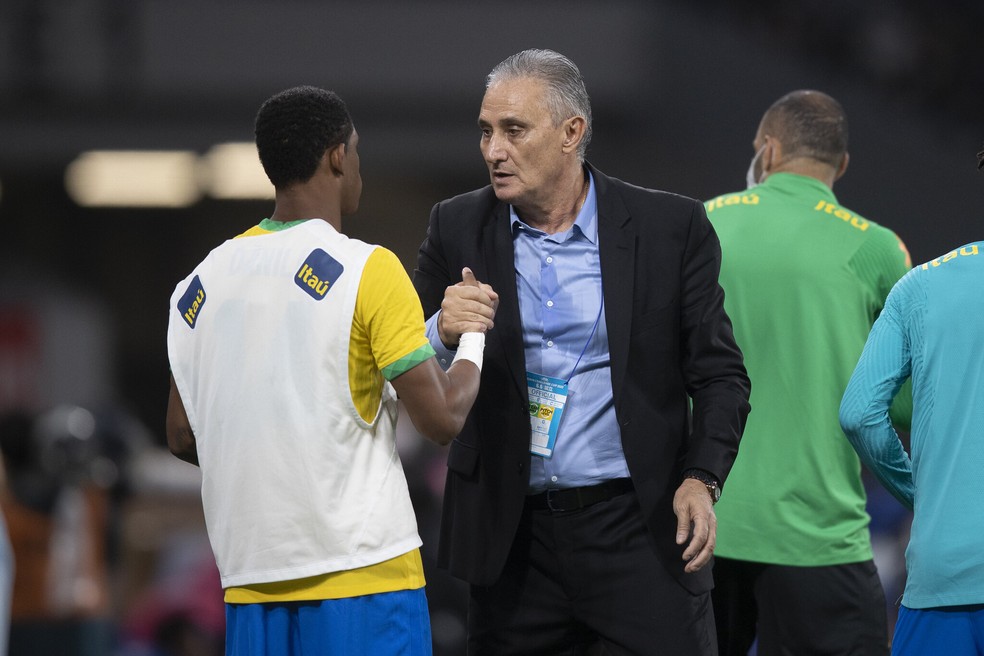 Danilo cumprimenta Tite aps jogo da Seleo  Foto: Lucas Figueiredo / CBF