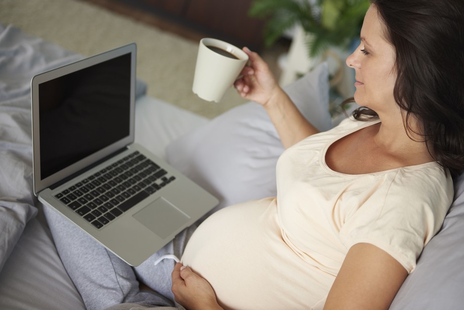Mulher grávida bebe café. Reprodução/Freepik