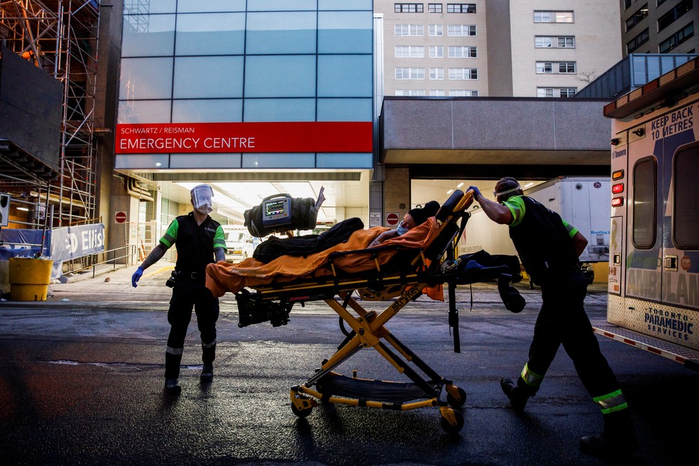 Paciente é levado a hospital em Toronto em meio à disparada de casos de Covid no Canadá em 3 de janeiro de 2022 — Foto: Cole Burston/Reuters
