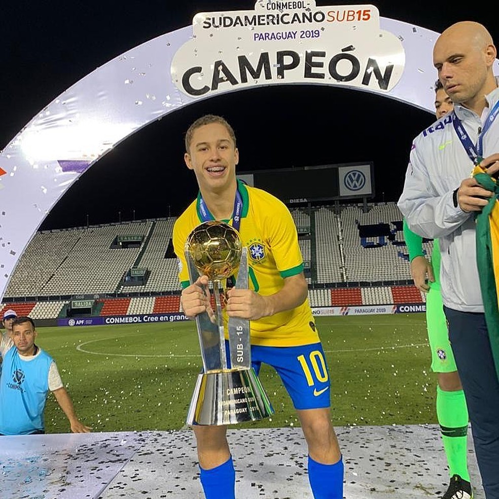 Arthur, do Fluminense, comemora título pela seleção brasileira sub-15 — Foto: Divulgação