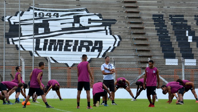 Atlético pega Guarani para não voltar à degola