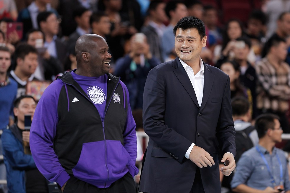 Yao Ming ao lado de Shaquille O'Neal, que tem 2,16m de altura — Foto: Getty Images
