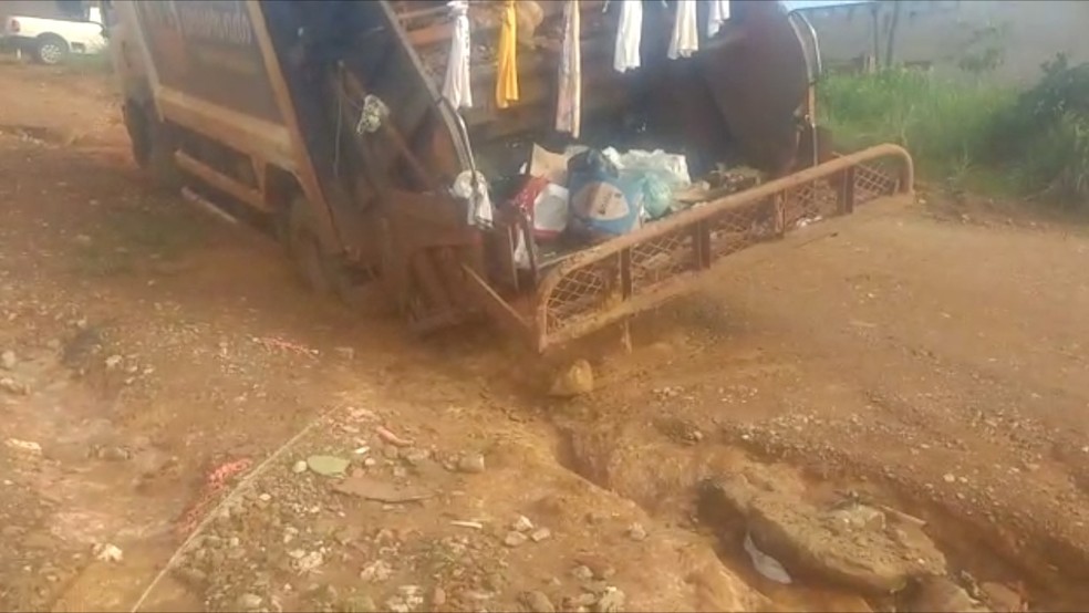 Rua Ametista, no setor Morada do Sol, está tomada por buracos — Foto: Reprodução
