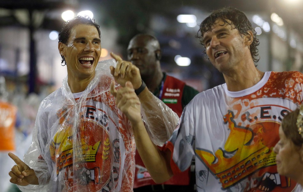 Rafael Nadal e Guga desfilaram na Sapucaí, em 2015 — Foto: Reuters