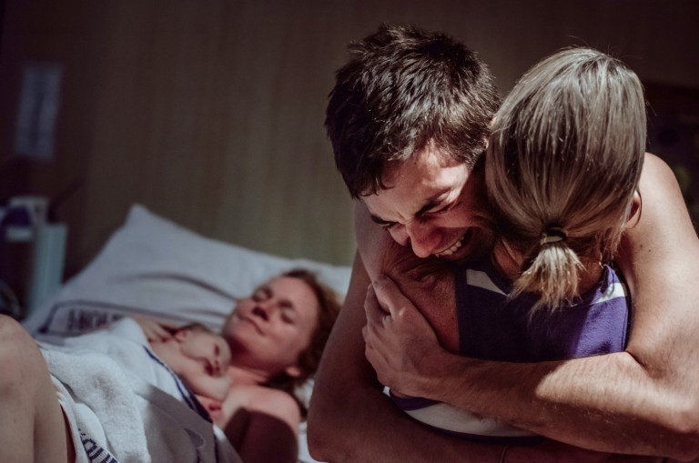 A emoção do parto é clara no registro de Rianna Cross, feito na Austrália, mostrando uma família se abraçando após o parto do recém-nascido (Foto: Rianna Cross)