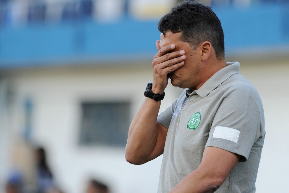 Chapecoense demite Claudinei Oliveira