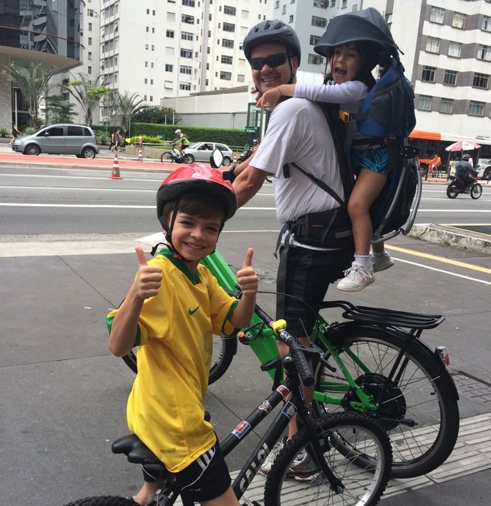 Em foto de 2016, Antônio Paulo Conde e a família com sua bicicleta elétrica — Foto: Arquivo pessoal