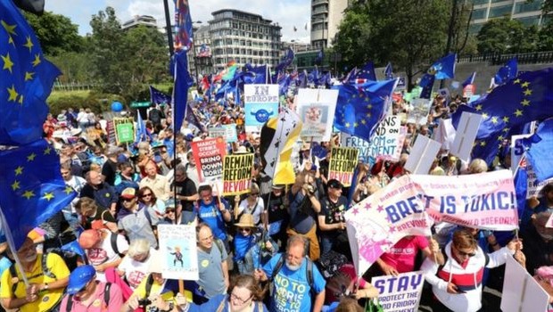 Nos últimos dois anos, o Reino Unido assistiu a uma série de protestos contra e a favor do Brexit (Foto: AARON CHOWN/PA WIRE VIA BBC)