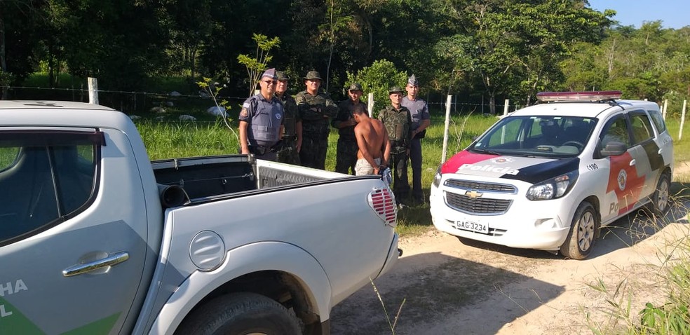 Criminoso foi preso após ser encontrado escondido em área de mata, em Registro, SP — Foto: Divulgação/PM