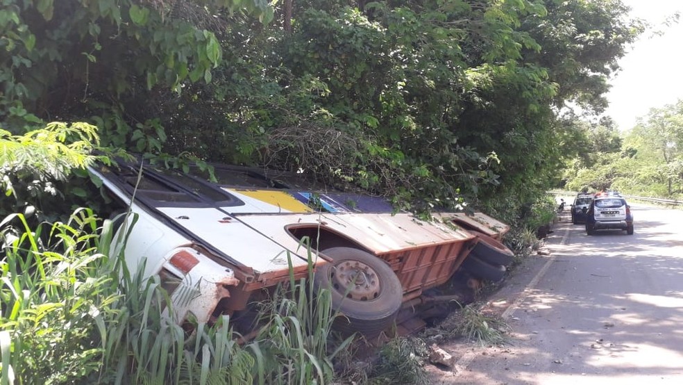 Ônibus tombou quando transportava estudantes em Jaciara (MT) — Foto: Reprodução