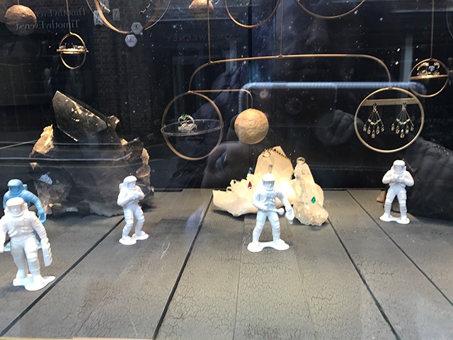 The window display of Ara's London boutique on Bruton Street features astronaut figurines exploring a cosmos of rock crystal and high jewellery (Foto: @SuzyMenkesVogue)