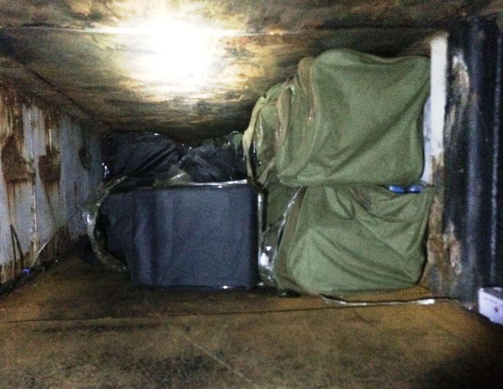 Cocaína estava armazenada em bolsas escondidas em carreta no Porto de Santos, SP (Foto: Divulgação/Polícia Federal)