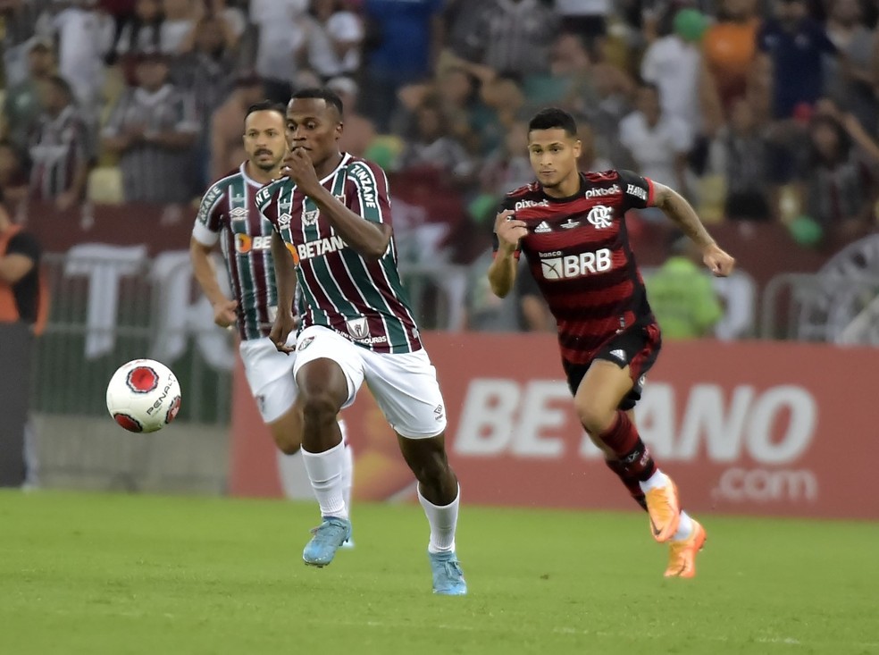 Arias, do Fluminense, e João Gomes, do Flamengo, na final do Carioca — Foto: André Durão