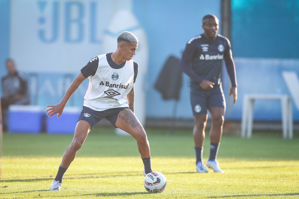 Fernando Henrique em treino do Grêmio — Foto: Lucas Uebel/Grêmio