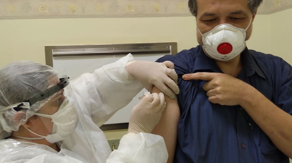 Médico intensivista foi o primeiro a tomar dose de vacina chinesa em teste para o coronavírus em Ribeirão Preto, SP — Foto: Hospital das Clínicas/Divulgação
