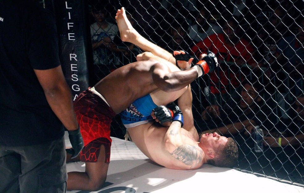 Atleta estreou com o pé direito no MMA profissional (Foto: Leonardo Fabri/divulgação)