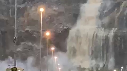 Parte de pedreira de cachoeira de Shopping Nova Iguaçu desaba com a chuva e provoca pânico em frequentadores