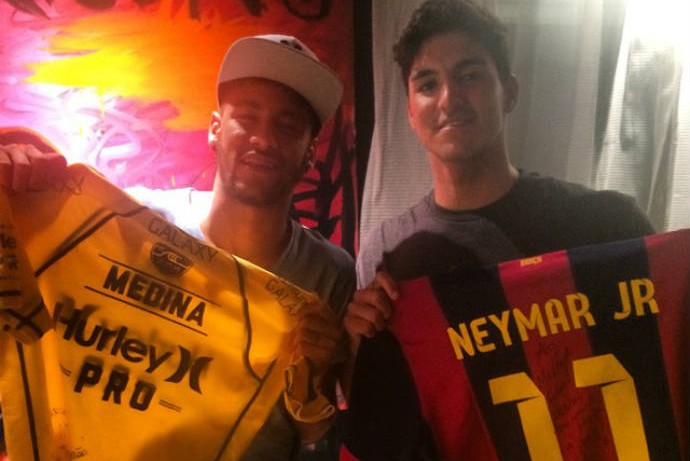 Neymar e Medina trocam camisas  (Foto: Reprodução)