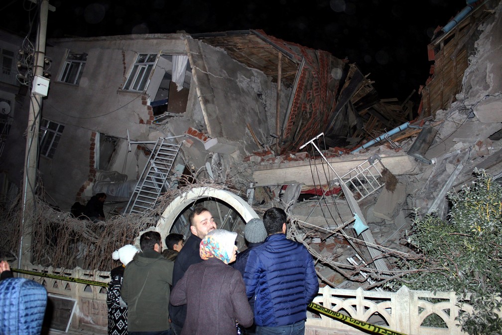 Terremoto na Turquia derrubou prédio em Elazig nesta sexta-feira (24) — Foto: Ihlas News Agency (IHA) via REUTERS