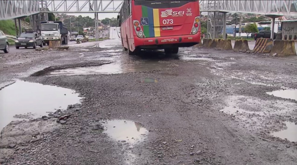 Buracos na PE-15, em Olinda, comprometem mobilidade de motoristas (Foto: Reprodu&ccedil;&atilde;o/TV Globo)