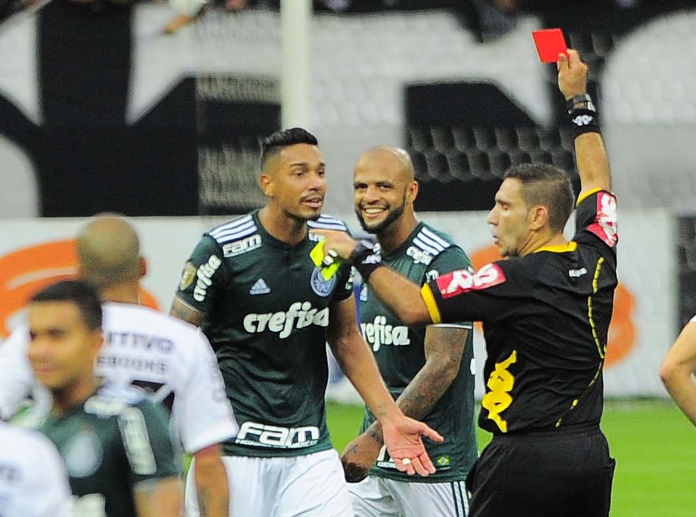 Mattos questiona expulsão de Felipe Melo, mas não vê interferência do árbitro