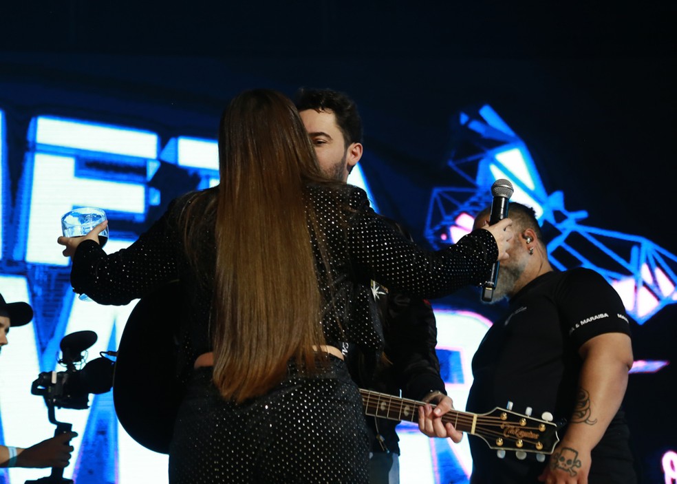 Maiara e Fernando Zor se beijam em show — Foto: Claudio Augusto/Brazilnews