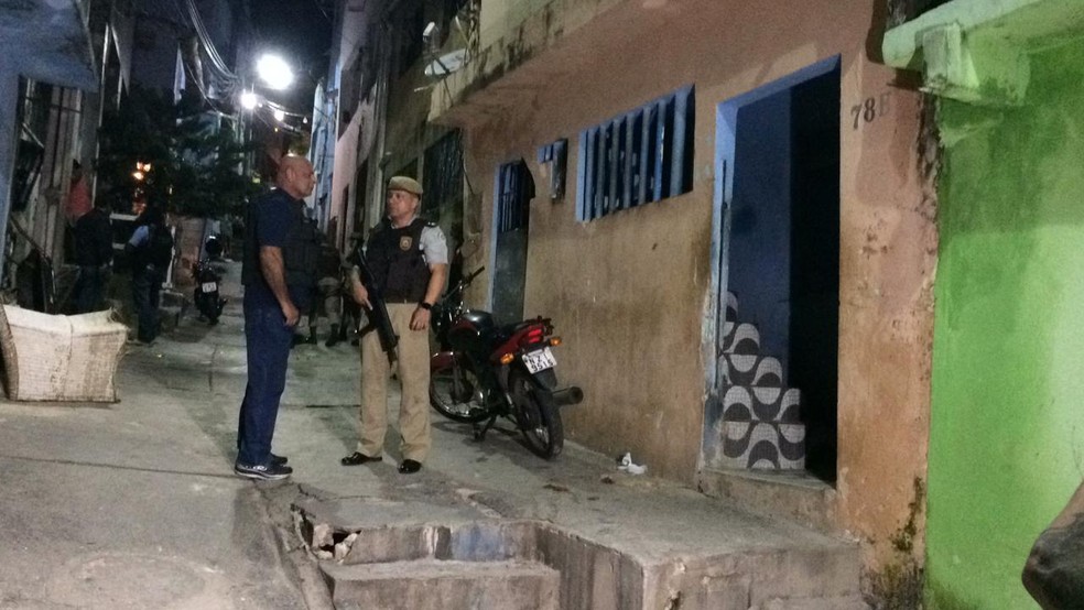 Mulher e filhos são feitos reféns no bairro do Vale das Pedrinhas, em Salvador — Foto: Giana Mattiazzi/ TV Bahia