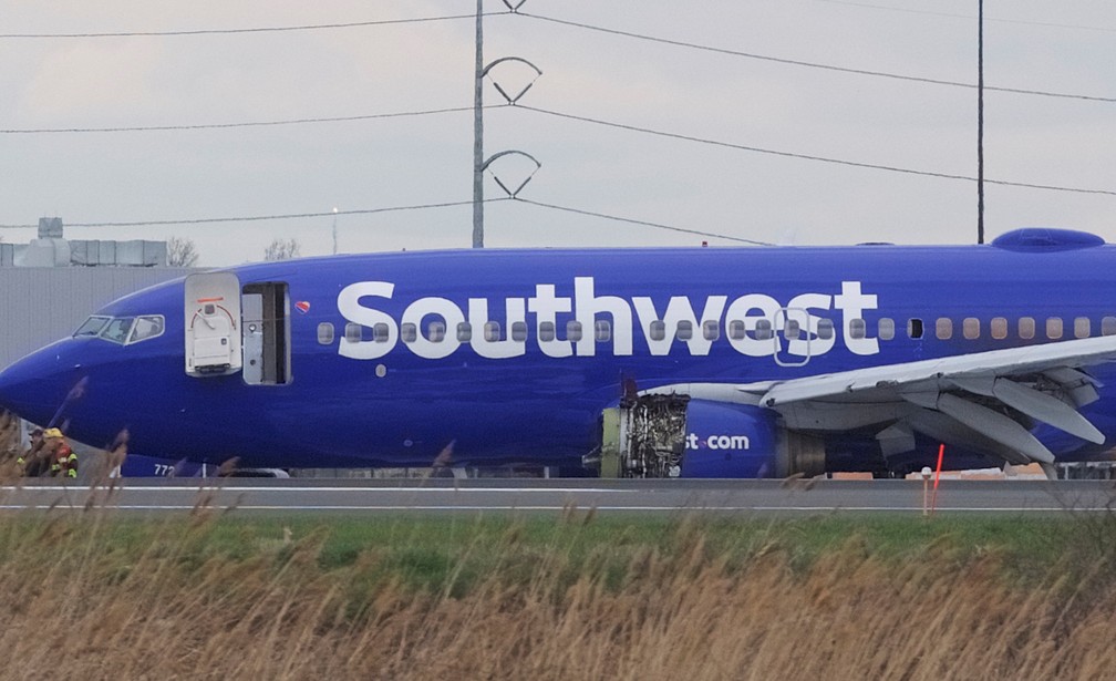 AviÃ£o da empresa Southwest fez pouso de emergÃªncia apÃ³s problemas em um dos motores (Foto:  REUTERS/Mark Makela)