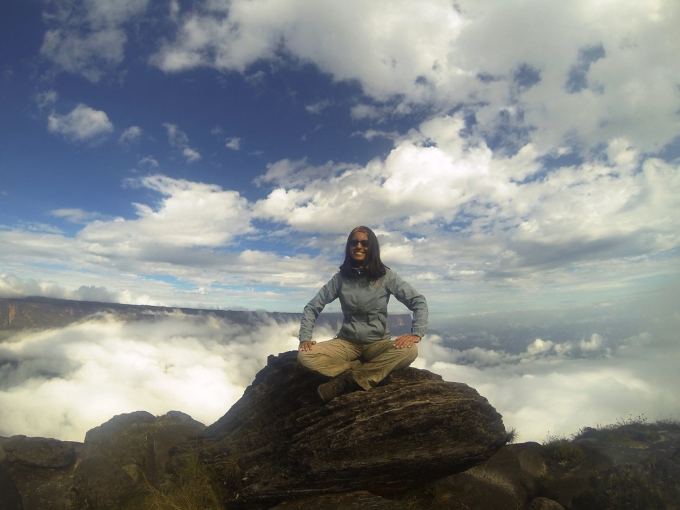 Jussiara Ferreira no cume do Monte Roraima, fronteira entre Brasil, Venezuela e Guiana (Foto: Ju Trekker/Arquivo Pessoal)