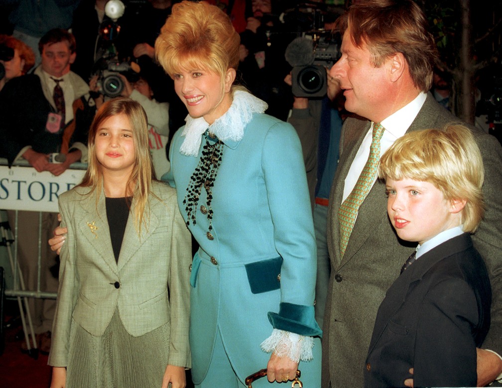 Ivana Trump com seus filhos Ivanka e Eric e seu terceiro marido, Riccardo Mazzucchelli, em foto de 1993 — Foto: AP Photo