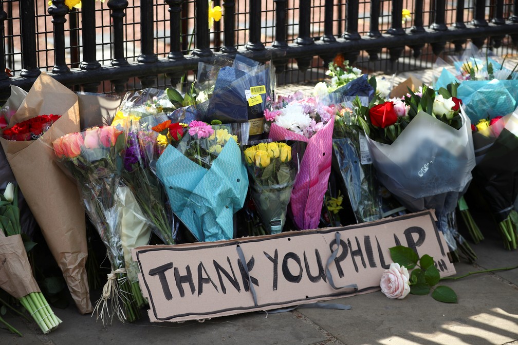 Buquês de flores são depositados do lado de fora do Palácio de Buckingham em homenagem ao príncipe Philip da Grã-Bretanha, marido da rainha Elizabeth II, que morreu aos 99 anos em 9 de abril de 2021 — Foto: Hannah McKay/Reuters
