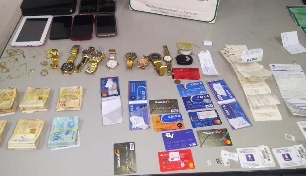 Entre os objetos apreendidos em Cidade Verde, estão vários cartões de crédito, R$ 12.500 em dinheiro, celulares e relógios  — Foto: Polícia Civil do RN/Divulgação