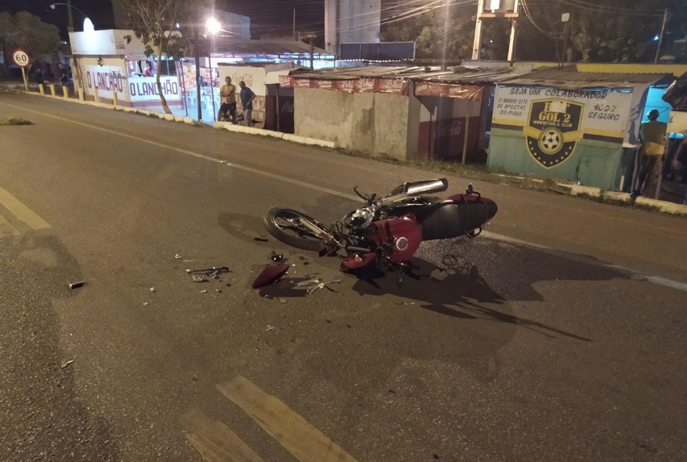 Moto envolvida no acidente na BR 407 em Picos — Foto: Divulgação/PRF-PI